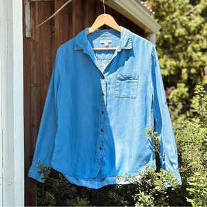 Jachs Girlfriend  Chambray button down Shirt - tagged M (measures S/M)